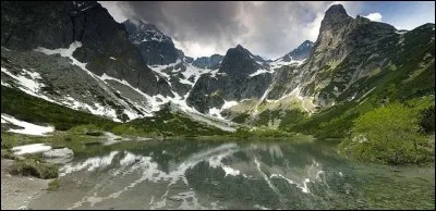 'Papou des Carpates'. Quel dictateur roumain de sinistre mémoire s'était décerné le titre de 'Génie des Carpates' ?