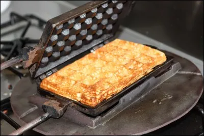 'Moule à gaufres', (un classique). La gaufre est une pâtisserie typique de quel pays ?