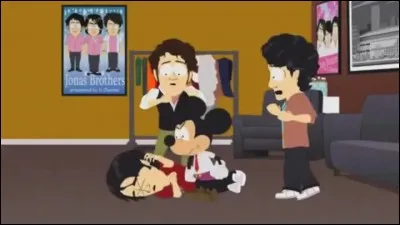 Mickey donne une leçon aux Jonas Brothers pour avoir refusé de monter sur scène car Mickey ordonne au groupe de porter des bagues. Quel est le nom de cette bague ?