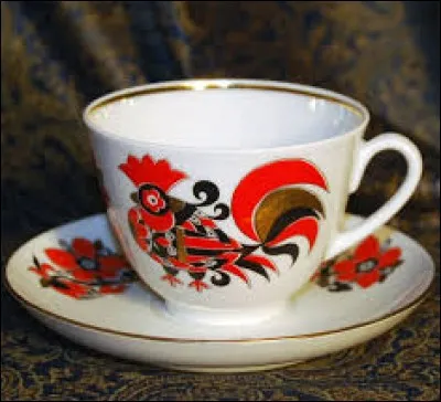 Cette tasse est en porcelaine. Alors je ... prends délicatement.