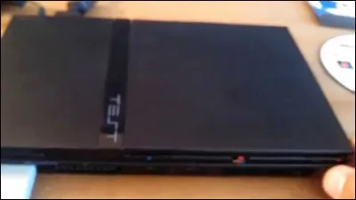 Quelle marque commercialise la "PlayStation 2" ?
