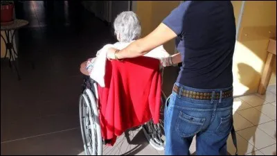 C'est l'examen et tu as vu une dame très vieille dame qui te demande de l'aide car elle est malade. Que fais-tu ?