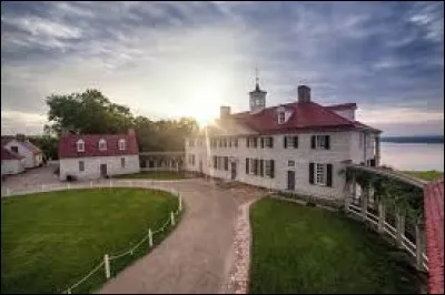 Elle fut la résidence du premier Président américain, sur le bord du Potomac, près de Washington. Ce terrain appartient aux Washington depuis 1674 et la maison est habitée depuis 1743. George commença par y diriger la plantation : il y fit même du whisky. Avec l'aide des esclaves, il agrandit 2 fois la maison mais ne changea jamais son nom patriotique anglais.
Il l'habitat après la Révolution.