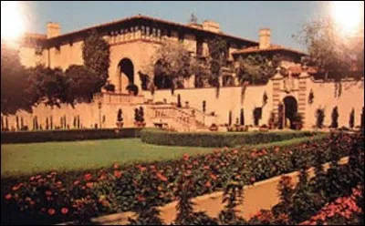Harold Lloyd était un acteur célèbre du muet dont les revenus atteignaient dans les années 1920, plus de millions que Chaplin et Keaton. Il a cherché à ce que sa demeure surpasse en dimensions et en finesse, les demeures voisines comme Pickfair, de Douglas Fairbanks et Mary Pickford, Summit Drive de Chaplin et Falcon Hilltop de Rudolph Valentino.