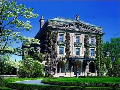 Cette très belle propriété rend honneur au magnat du pétrole, capitaliste et patriarche, John D. Rockefeller. Elle appartient à cette famille depuis quatre génération dont, Nelson qui fut gouverneur (NYC) et vice-président (USA).