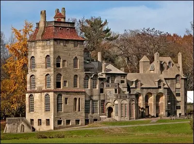 Dessiné par son propriétaire Henry Mercer au début du XXe siècle, son architecture est un savant mélange de Médiéval, Gothique, et Byzantin. Mercer était, entre autres, archéologue et l'on y trouve, exposées, des tablettes cunéiformes vieilles de 2300 ans a.v. J.-C.
À son décès en 1930, il a donné son château à sa gouvernante, qui y vécut jusqu'en 1975. C'est un musée, maintenant.