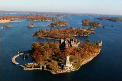 Le magnat de l'hôtellerie George C. Boldt a débuté la construction de son manoir d'inspiration rhénale en 1900. Malheureusement, au décès de son épouse, il quitta l'île, qui resta à l'abandon 70 ans. Les autorité des Milles-Îles ont rénové l'endroit de 120 chambres et aussi ses magnifiques tours.