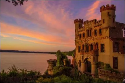 Construit comme un château médiéval fortifié ,situé sur une île de la rivière Hudson, à 80 de km de New-York. Il a été utilisé, par son propriétaire, pour entreposer du surplus militaire. Il semble voué à l'abandon.