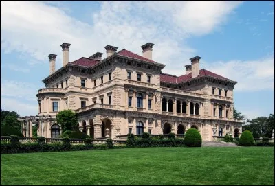 Il s'agit de l'une des plus belles résidences d'été de Newport bâtie à la fin du XIXe siècle, quand là côte du Rhode Island était le terrain de jeu des familles opulentes américaines. Appartenant à la famille Vanderbilt, cette maison contient 70 chambres et une magnifique salle à dîner.