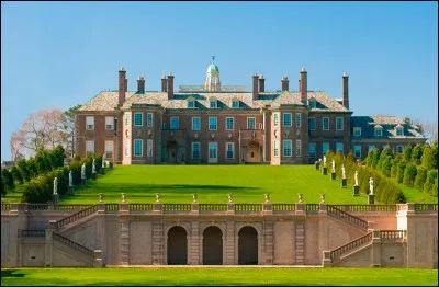 Cette résidence de 21 bâtiments, est située sur la Baie d' Ipswich, près de Boston. Ce palace a, entre autres, appartenu à la famille Crane. Dans la Grande Allée, menant à l'océan, mi-chemin vers l'eau, il y a un casino, une piscine, différents bains puis, une salle de bal.