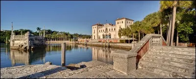 Cette résidence, entourée de jardins tropicaux, ressemble à une villa italienne de la région de Venise : Ronald Reagan y rencontra le Pape Jean Paul II, en 1987.
C'est un oasis de silence et de verdure, qu'on trouve à Key Biscane, un peu trop proche de Miami.
Sa façade est pointée directement face à la mer. Les tendances sont l'ancienne Grèce, le gréco-romain et l'Italie de la Renaissance.
