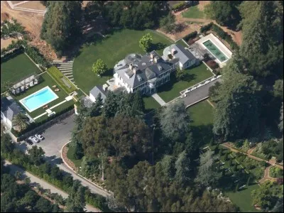 Il faut la classer (comme ses voisines de Woodside) parmi les propriétés les plus onéreuses de chez l'Oncle Sam : la superbe demeure est entourée d'arbres et de jardins, de piscines et de spas, de pavillons nautiques et de garages avec plein de pergolas.