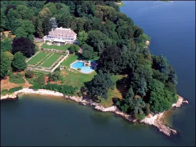 Faut-il s'étonner que dans cette maison de 3 étages on y retrouve une bibliothèque, un très beau solarium, un cellier et un foyer sculpté. La propriété est riveraine sur plus d'un demi km et 2 îles avoisinantes lui appartiennent : en tout, 1400 m carrés d'habitation.