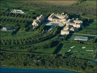 La propriété la plus large d'Amérique se trouve aux Hamptons (N.Y.) : elle est équipée avec 29 chambres et 39 bains. Elle offre 3 piscines adjacentes. Il y a aussi un théâtre de 164 places et une cuisine de la taille d'un restaurant avec 5 réfrigérateurs et 6 éviers.
Imaginez plus, un pavillon de sports avec 2 terrains de tennis, possédant aussi 2 allées de quilles et un terrain de ballon panier.