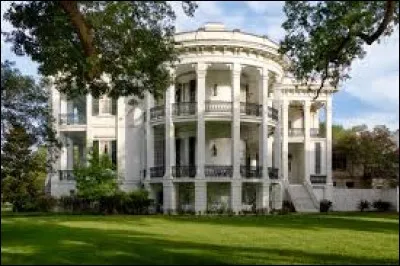Cette demeure avec 22 colonnes de trois étages, pourvue de magnifiques galeries avec des barreaux en fer forgé, est liée à une plantation de coton et a été bâtie par la famille Randolph.
Sa façade fait face au Mississippi.