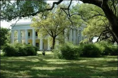 Cette magnifique résidence a été construite (1841) sur une plantation (42 hectares) de sucre en Louisiane, appartenant depuis 1830 à la famille Kenner. Remarquez les 28 majestueuses colonnes de 10 m de haut. L'architecture est d'inspiration Antebellum Renaissance grecque.
Elle fut confisquée après la guerre de sécession mais a été retournée aux Kenner après leur serment d'allégeance à l'Union.
