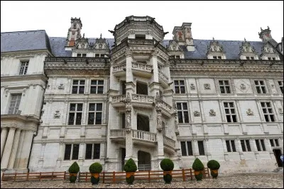 Dans quel département se trouve le château de Blois ?