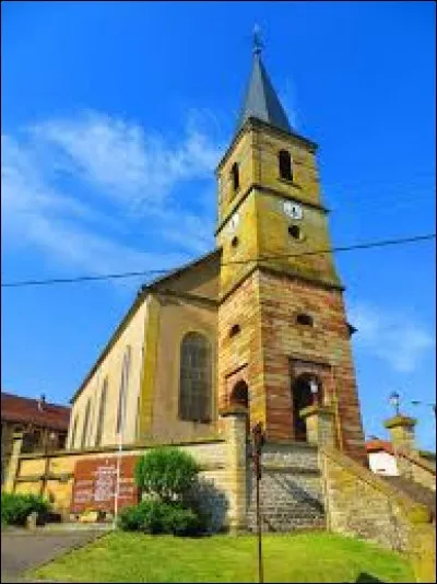 Voici l'église Notre-Dame de Leyviller. Village de l'ancienne région Lorraine, il se situe dans le département ...