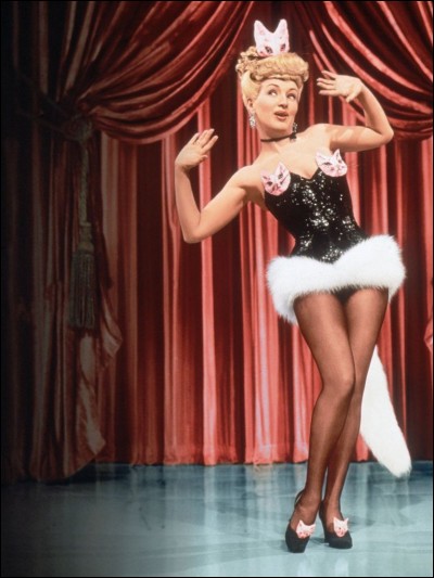 Qui est cette femme connue pour ses fabuleuses jambes généreusement exposées dans ses comédies musicales de la 20th Century Fox ?