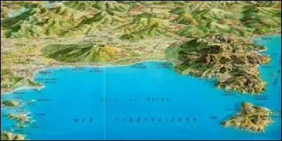 La douceur du climat et sa fertilité la font choisir par les riches Romains et empereurs comme lieu de villégiature. Quelle est cette région ?