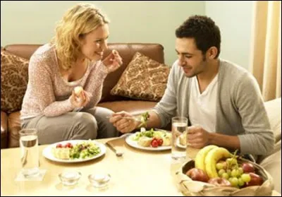 Tu rentres du travail, fatiguée, à 20h et tu vois ton mec qui mange avec ta meilleure amie ! Comment réagis-tu ?