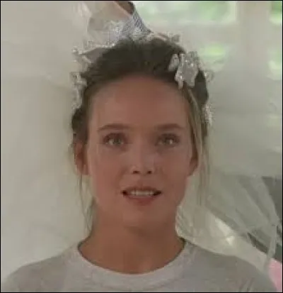 Où se déroule le mariage de Philippine, la fille de Cora et Hubert ?