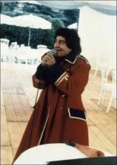 Quelle chanson Jacquouille chante-t-il lorsqu'il prend le micro lors du mariage de Philippine et Lumeau-Péricard ?