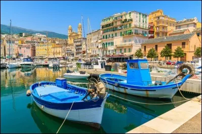 Pour terminer ces vacances tu vas, avec ta famille, en Corse. Pourquoi devez-vous prendre l'avion ou le bateau ?