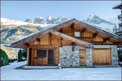 Après la mer, la montagne ! Voici le chalet où tu vas séjourner quelques jours. Quel est le plus haut sommet de la chaîne des Alpes ?