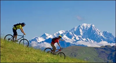 Tu veux découvrir la montagne en roulant, dévaler les chemins et les pistes aménagées. Quel type de vélo prends-tu ?