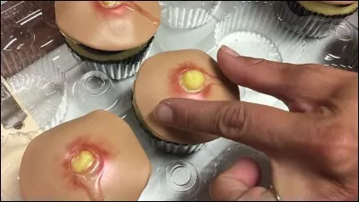 Beurk, ces « boutons » à percer sont en fait... des gâteaux à la crème. On se surprend à penser qu'avec du chocolat ou de la réglisse, on aurait alors...