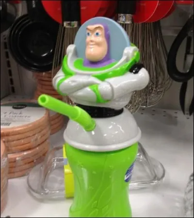 Le commerce pense-t-il ou pas au design de ses produits pour enfants ? Ou sont-ce les adultes qui ont l'esprit mal tourné tandis que les enfants n'y voient pas malice ? Encore un contenant-jouet qui n'est pas franchement d'un goût parfait... Mais où donc mettre la paille pour "neutraliser l'effet" ?