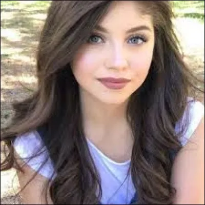 À quel âge débute-t-elle sa carrière ?