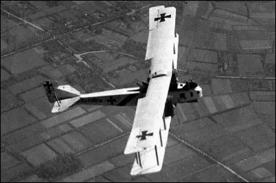 Ce bombardier allemand, produit à plus de 200 exemplaires, pouvait emporter 500 tonnes de bombes. Il est connu pour ses raids redoutés sur les villes françaises et sur Londres. Il s'agit du ...