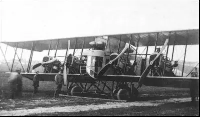 Biplan quadrimoteur russe, mis en service en 1913, c'est le premier bombardier produit en série. il pouvait emporter 800 kg de bombes. C'est un ...