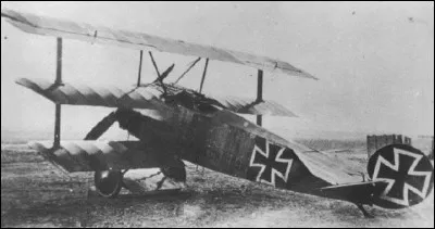 Mis en service en juillet 1917, ce triplan allemand produit à plus de 300 exemplaires a été l'avion du "Baron rouge". Il s'agit d'un ...