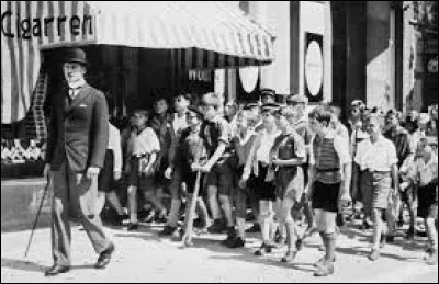 Complète le titre de ce roman policier pour enfants d'Erich Kästner : "... et les détectives" :