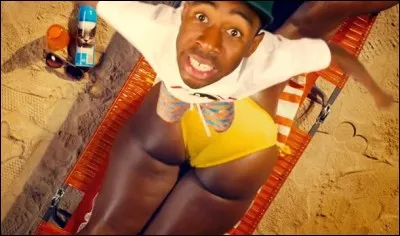 Dans lequel de ses clips le voit-on faire du trampoline sur les fesses d'une femme en maillot de bain ?