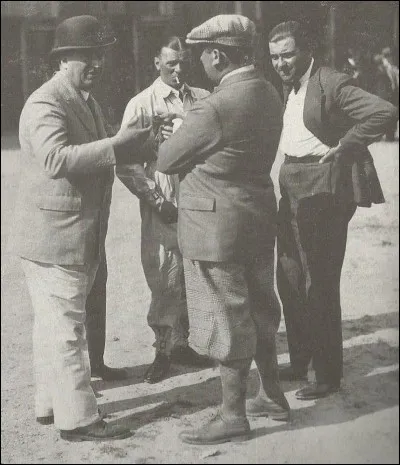 Qui est l'homme avec le chapeau melon ?