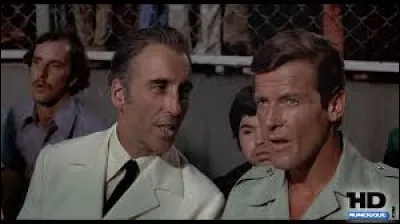 Nous retrouvons Roger Moore avec "L'homme au pistolet .........."