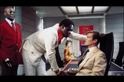 Terminons avec Roger Moore dans "Vivre et laisser ............."