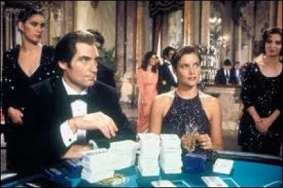 Voici maintenant Timothy Dalton dans "Permis de ......."