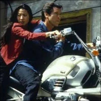 Nous sommes avec Pierce Brosnan dans "Demain ne meurt ..."