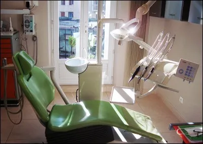 Tu es sur le fauteuil du dentiste et soudain tu vois arriver le dentiste avec une piqûre pour endormir ta dent ! Que fais-tu ?