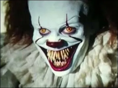 Tu regardes le nouveau "Ça" (Le clown) au cinéma avec ton frère et soudain tu vois une scène qui te fait peur ! Que fais-tu ?
