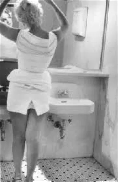 Qui est cette femme qui nous tourne le dos ?