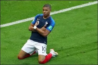 Dans quel club de football joue actuellement le joueur Kylian Mbappé ?