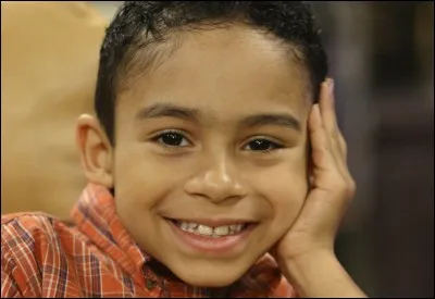 Comment s'appelle l'intello et petit ami de Kady Kyle ?