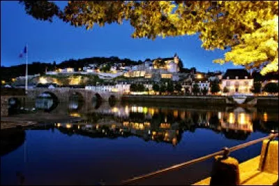 Voici une vue de Terrasson-Lavilledieu de nuit. Centre important du commerce de la truffe et des noix, dans le Périgord noir, cette ville se situe dans le département ..