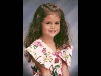 Qui est cette magnifique petite brune qui sait tout faire : films, séries et chansons ?